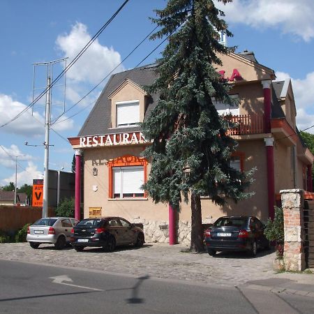 Attila hotel y restaurante Budapest Exterior foto